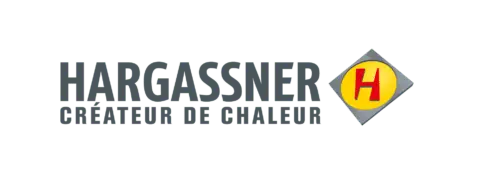 Logo de l'entreprise Hargassner. Écrit en lettres capitales d'une couleur grise. À droite, un losange gris avec un rond jaune en son centre. Dans le rond jaune la lettre H en rouge.